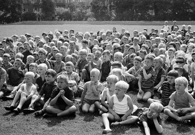 127582 Afbeelding van een groep kinderen tijdens een poppenkastvoorstelling te Utrecht.